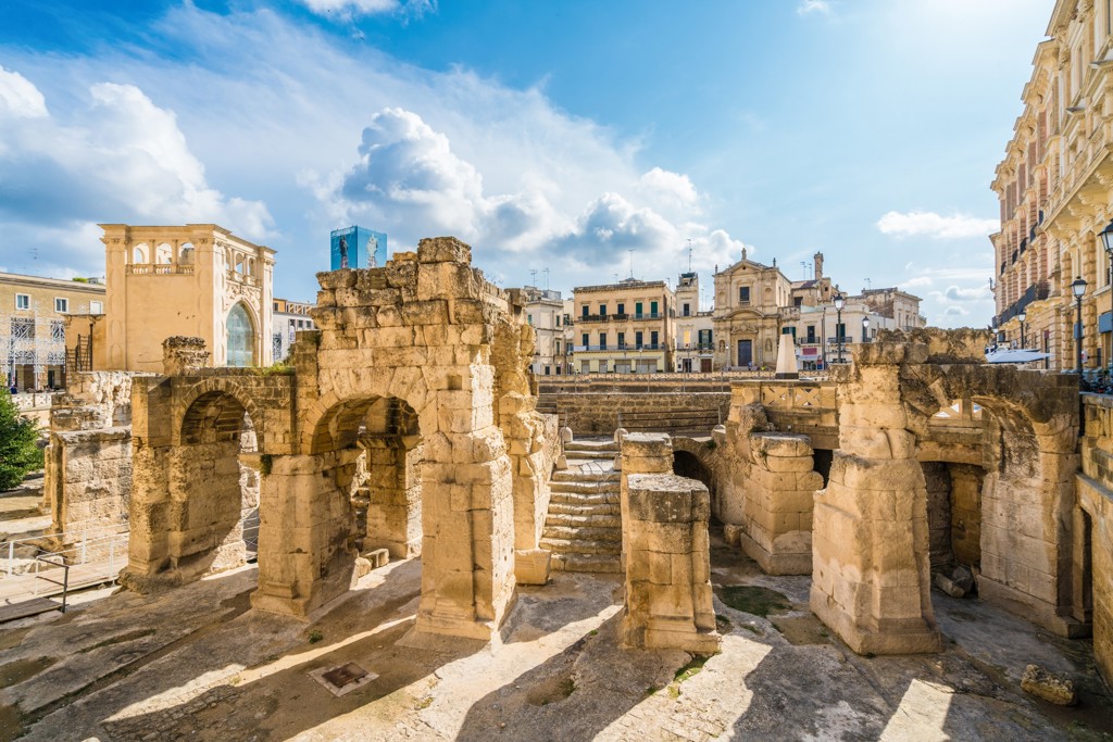 Romeinse ruïnes en stadsgezicht in Lecce, Puglia, tijdens wandelvakantie Italië Puglia & Matera.