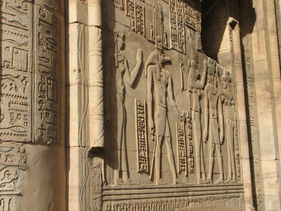 Reliëfs met hiërogliefen op een Egyptische tempelmuur langs de Nijl tijdens de Route Egypte.
