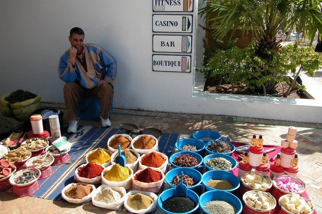Kameel bij bord met afstanden naar Marrakech en Casablanca tijdens groepsrondreis Marokko Chill & Adventure.