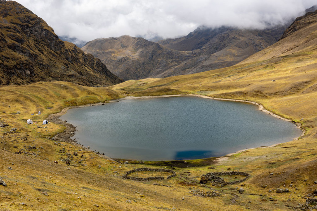 Hooggelegen bergmeer in de Andes tijdens groepsrondreis Peru, met ruig berglandschap en wolken.
