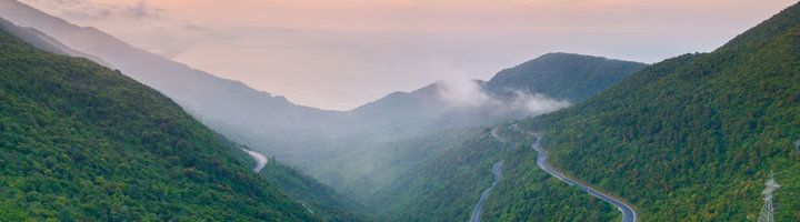 Mistige bergpas met slingerende weg bij Da Nang, Vietnam.