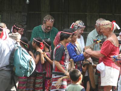 Ontmoeting met lokale bevolking in traditionele klederdracht tijdens de rondreis Kalimantan, Sulawesi & Molukken.