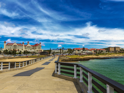 Pier in Port Elizabeth aan de Zuid-Afrikaanse kust met uitzicht op de boulevard en hotels.