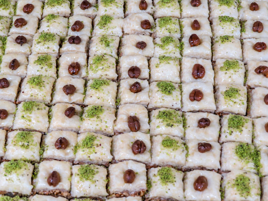 Baklava met pistache en noten, typisch zoet gebak tijdens een groepsrondreis door Israël en de Palestijnse gebieden.
