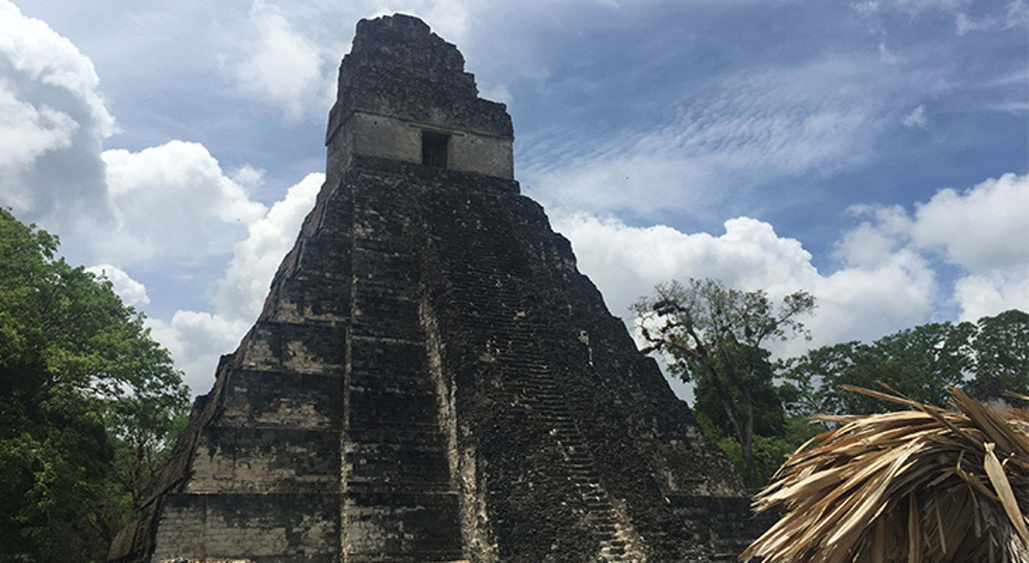 tempel van tikal Maya-tempel in Tikal, Guatemala, met jungle op de achtergrond en wolkenlucht.
