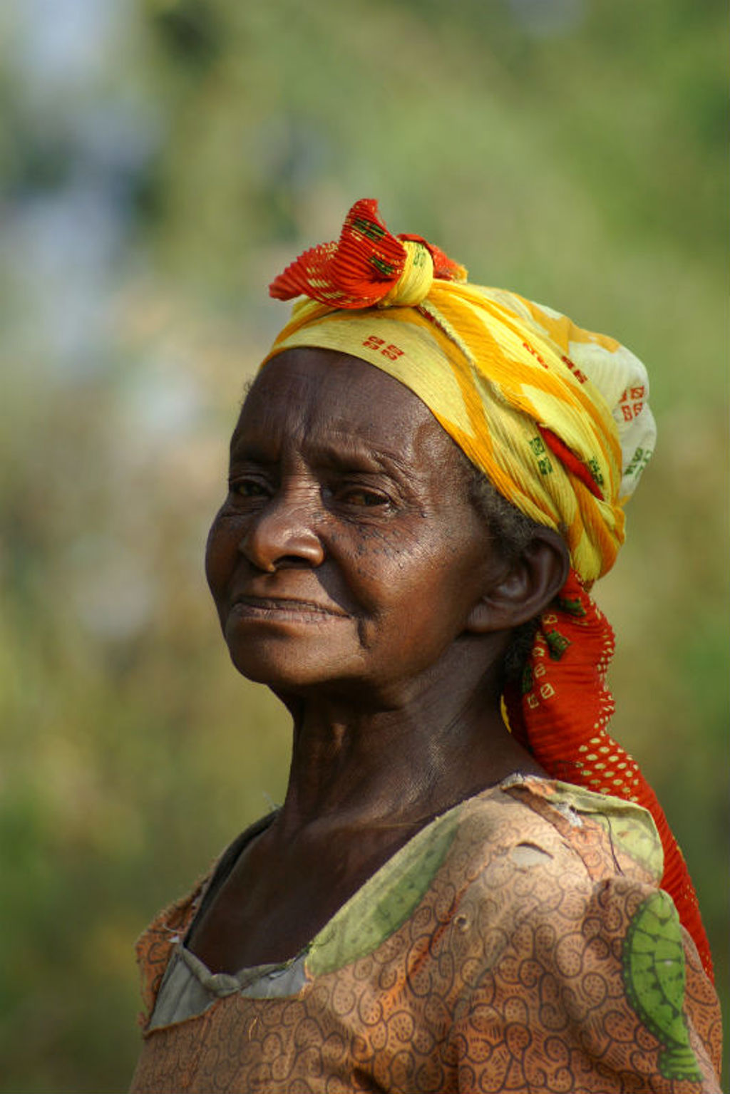 Portret van vrouw met kleurrijke hoofddoek tijdens groepsrondreis Kenia, Tanzania en Zanzibar.