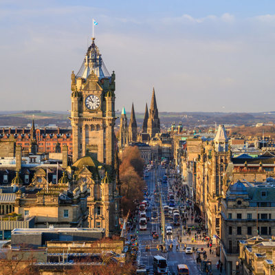 Uitzicht op Princes Street en de Balmoral Clocktower in Edinburgh, Schotland.