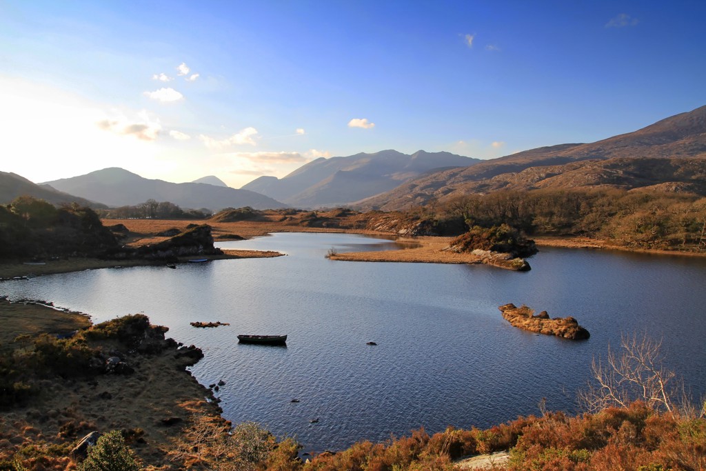 Berglandschap met meer en bootje tijdens groepsrondreis Noord-Ierland en Ierland.