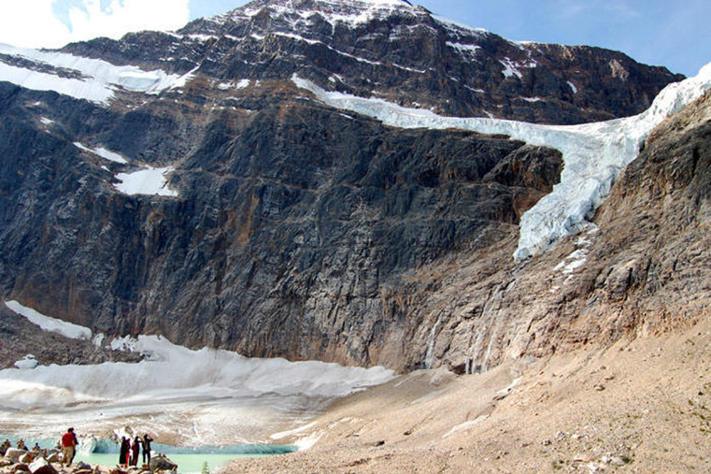 Gletsjer in de Canadese Rockies met bergmeer en wandelaars tijdens groepsrondreis Canada West Hoogtepunten.