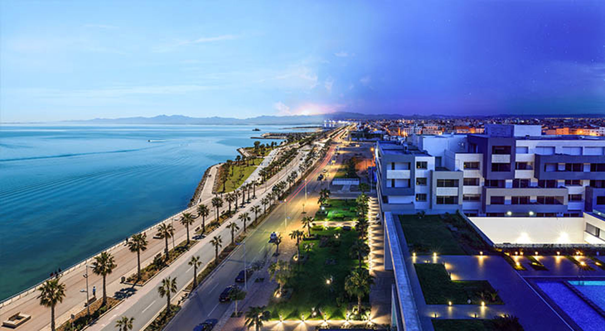 Nador boulevard Avondzicht op de boulevard langs de kust met palmbomen en moderne gebouwen in Marokko.