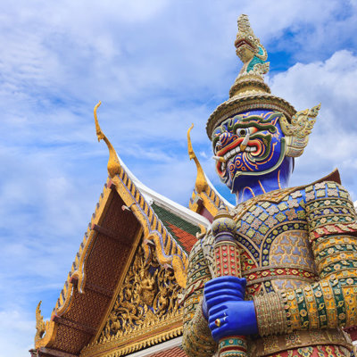Reusachtige tempelwachter bij het Grand Palace in Bangkok tijdens groepsrondreis Thailand Hoogtepunten.