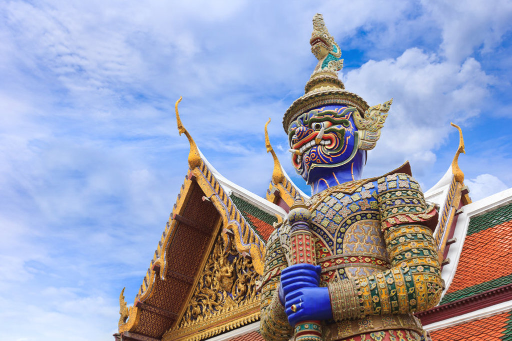 Reusachtige tempelwachter bij het Grand Palace in Bangkok tijdens groepsrondreis Thailand Hoogtepunten.