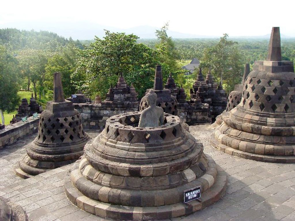 Stupa’s met Boeddhabeeld bij de Borobudur-tempel op Java, Indonesië.