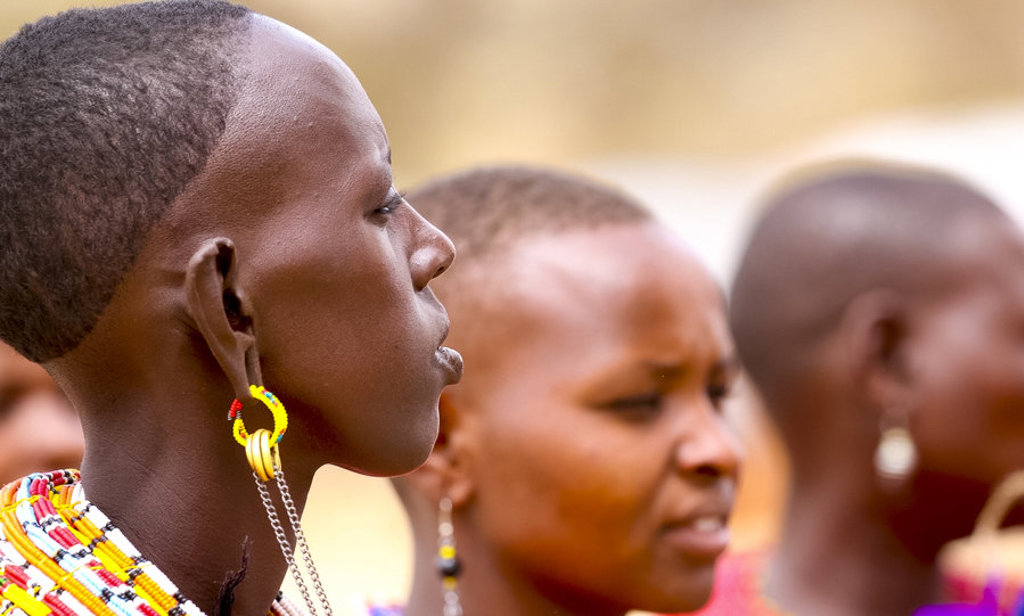 Portret van Maasai-vrouwen met kleurrijke sieraden tijdens een groepsrondreis door Kenia en Tanzania.