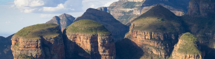 De Drie Rondavels bij Blyde River Canyon in Zuid-Afrika, met groene koepelvormige rotsen en steile kliffen.