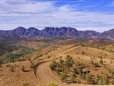Stofweg door het berglandschap van de Flinders Ranges in Australië.