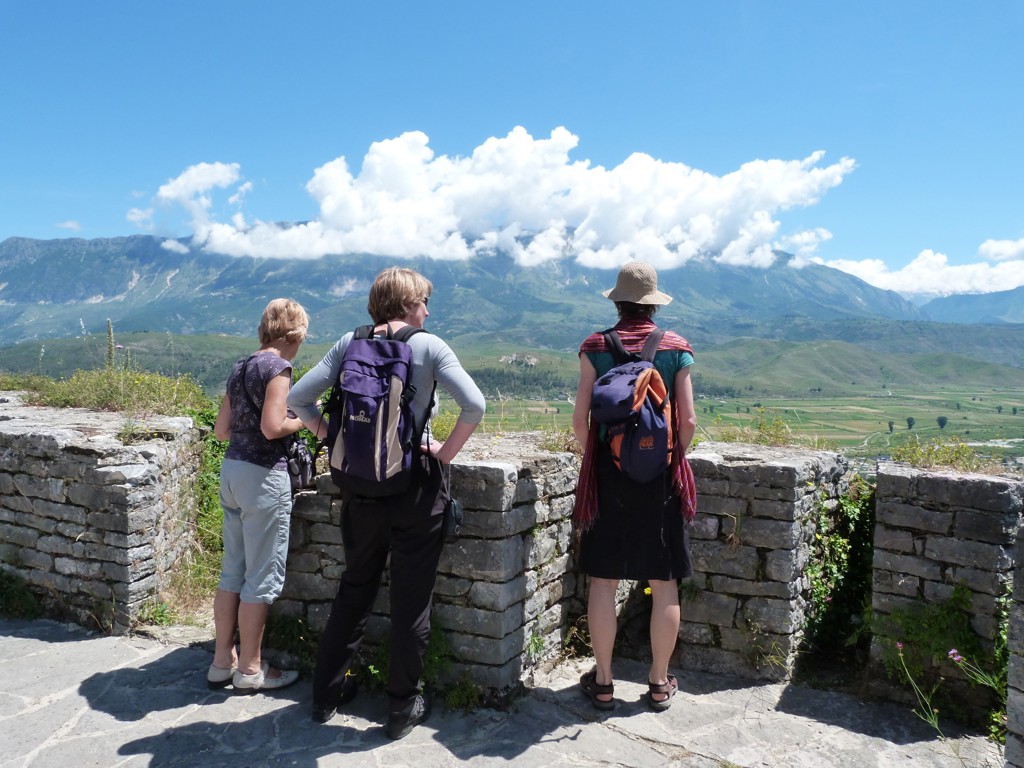 Wandelaars met rugzakken kijken uit over de bergen en vallei in Albanië.
