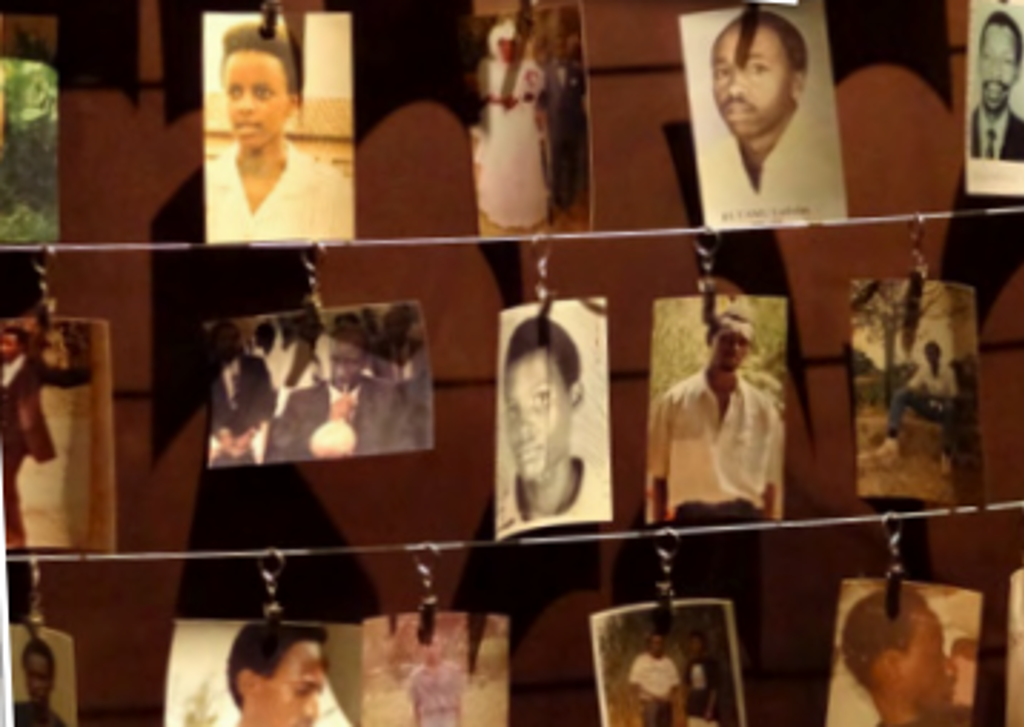Herdenkingswand met portretten in het Kigali Genocide Memorial in Rwanda.