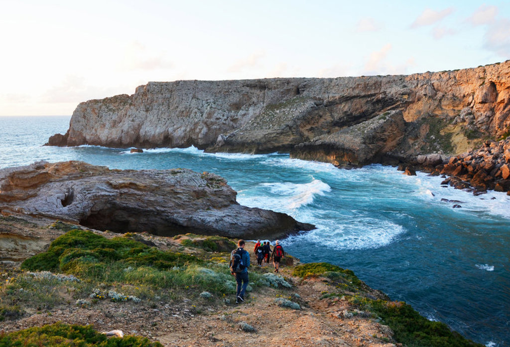 Wandelaars op kustpad langs ruige kliffen aan de Costa Vicentina in Portugal, Alentejo en Algarve.