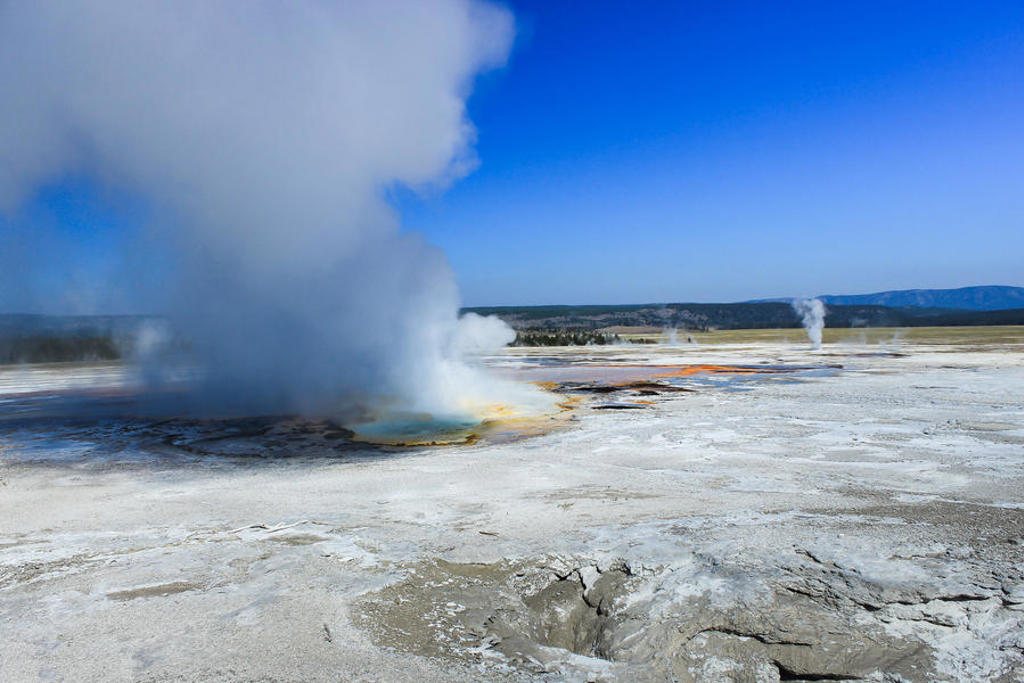 Stoompluimen van geisers in Yellowstone National Park tijdens een groepsrondreis door de Verenigde Staten Noordwest.