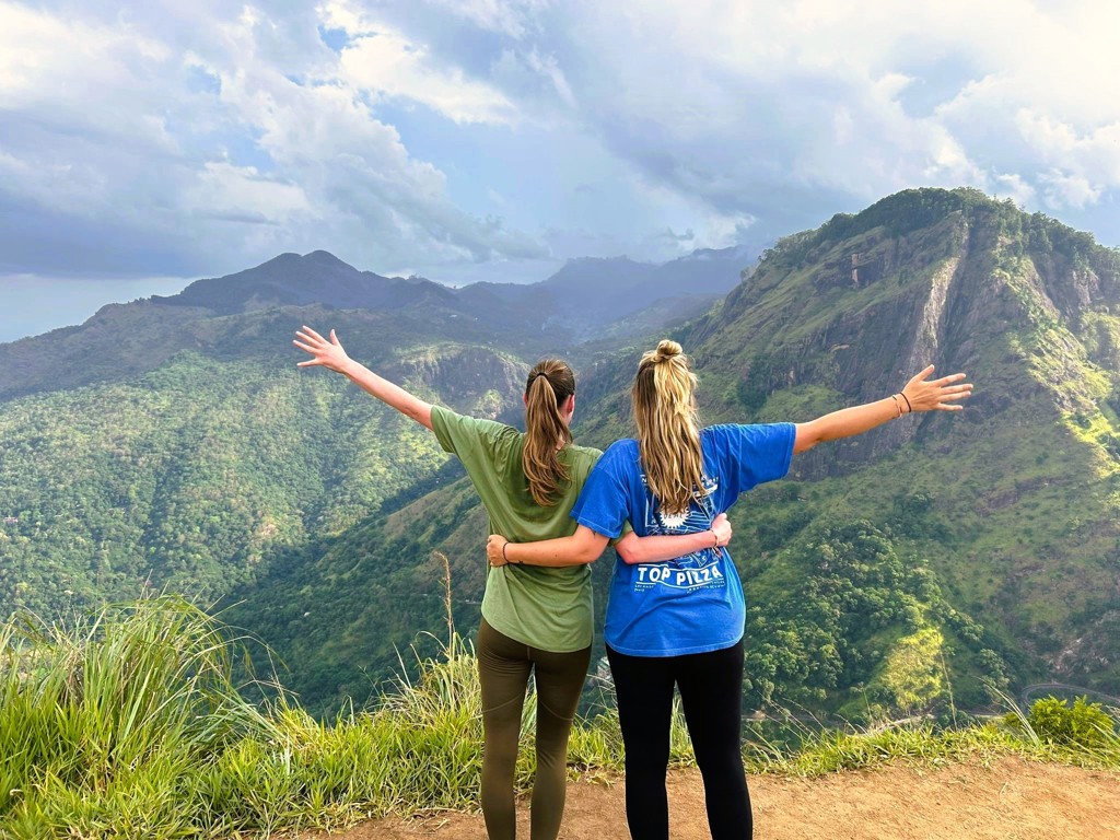 Twee reizigers genieten van het uitzicht over de bergen tijdens een 22-35ers reis Sri Lanka.