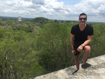 Uitzicht over de jungle en tempelruïnes van Tikal, Guatemala, tijdens de route Guatemala, El Salvador en Honduras.