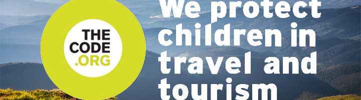 Logo van The Code met tekst “We protect children in travel and tourism” tegen berglandschap.