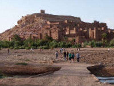 Wandelaars op een pad naar een kasbah in Marokko tijdens de Route Marokko, 13 dagen.