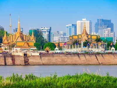 Koninklijk Paleis van Phnom Penh aan de oever van de Mekong, met de skyline op de achtergrond.