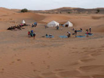 Woestijnkamp met tenten en reizigers in de Sahara, Route Marokko 13 dagen.