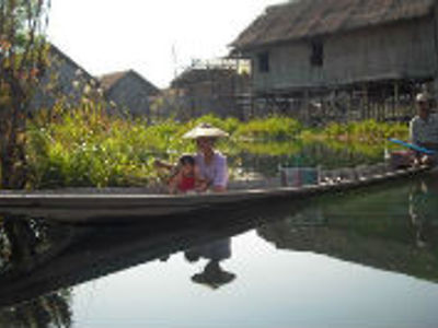 Boottocht over het Inlemeer langs paalwoningen in Myanmar.
