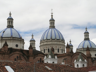 Blauw-witte koepels van de kathedraal van Cuenca in Ecuador, gezien boven de daken van de stad.