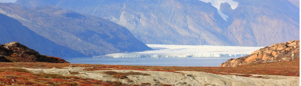 Groenlandse fjord met gletsjer en bergen tijdens groepsrondreis Groenland.