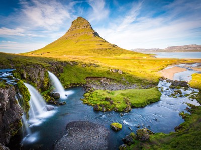 Kirkjufell-berg met Kirkjufellsfoss-waterval op het Snæfellsnes-schiereiland in IJsland.