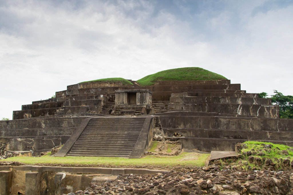 Trappiramide en tempelruïne van de Maya’s in Guatemala tijdens groepsrondreis Trans-Midden-Amerika.