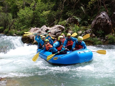 Raften op een wilde rivier tijdens de Griekenland familiereis.