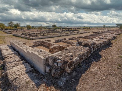 Opgravingen en ruïnes van het archeologische terrein Dion in Noord-Griekenland onder een bewolkte lucht.