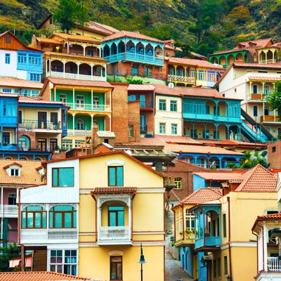 Kleurrijke huizen met houten balkons in het oude centrum van Tbilisi, Georgië.
