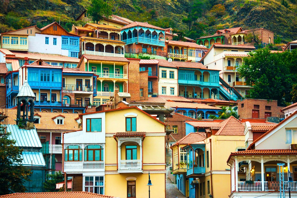 Kleurrijke huizen met houten balkons in het oude centrum van Tbilisi, Georgië.