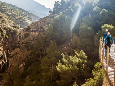 Wandelaars op een hangbrug in de kloof El Chorro, Route Andalusië, Spanje.