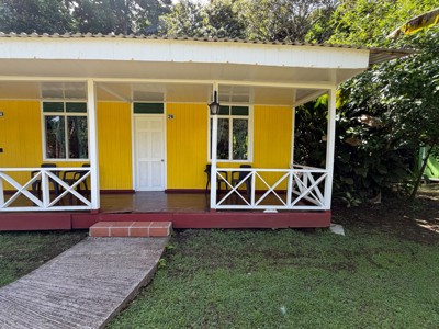 Gele lodgekamer met veranda bij Valverde Lodge in Costa Rica.
