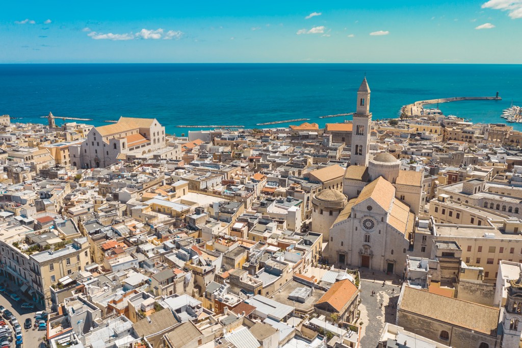 Panorama van de kuststad Trani in Puglia met kathedraal en haven aan de Adriatische Zee.
