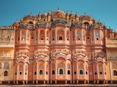 Hawa Mahal (Paleis der Winden) in Jaipur, Rajasthan, met roze gevel en sierlijke ramen.