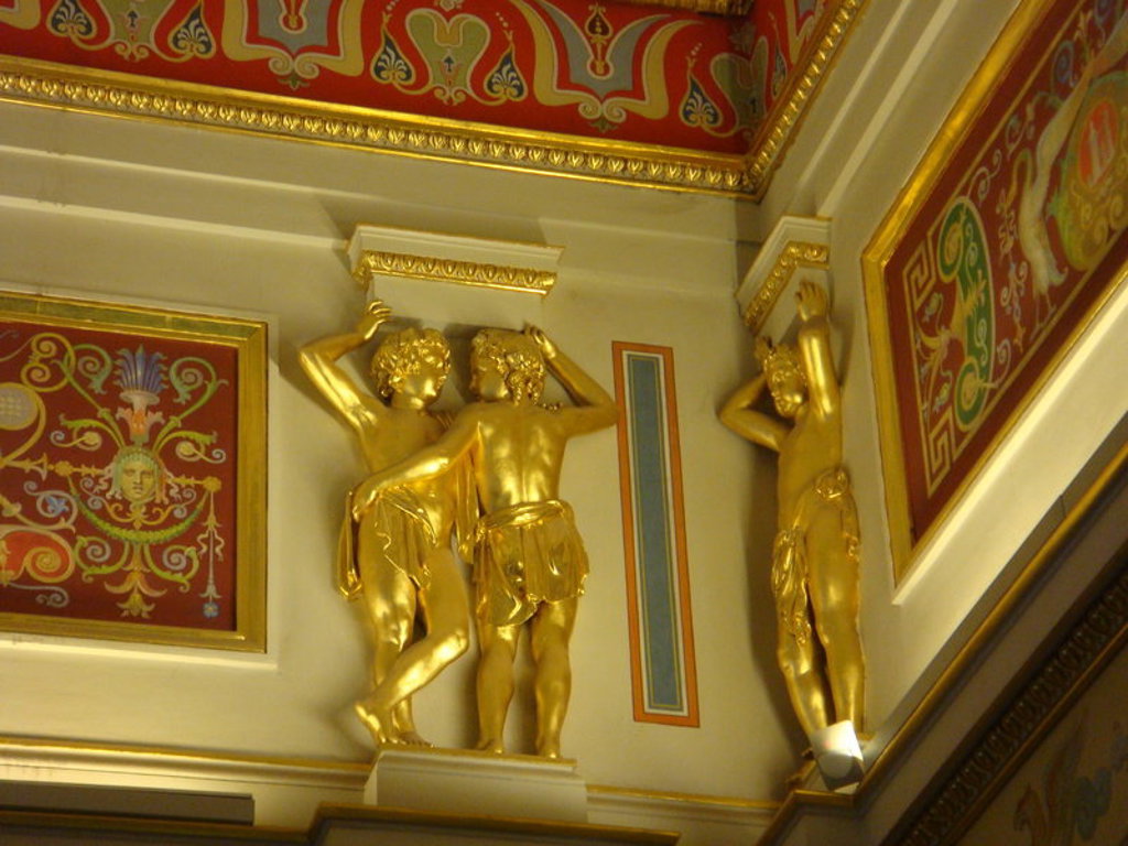 Gouden beelden en rijk gedecoreerde plafondornamenten in een historisch interieur tijdens groepsrondreis Rusland.