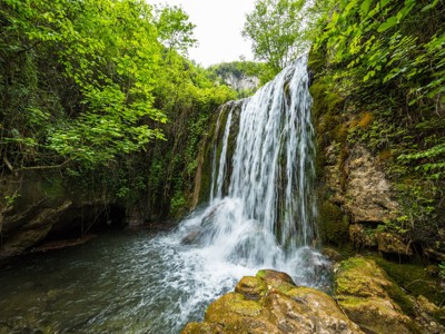 Waterval in groen bos langs de route Amalfikust tijdens de 8-daagse wandelvakantie.