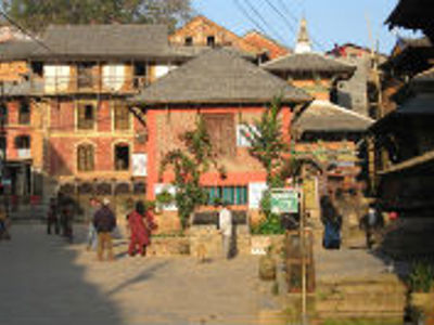 Straatbeeld in Bhaktapur, Nepal, met traditionele huizen en tempeldaken langs de route van de familiereis.