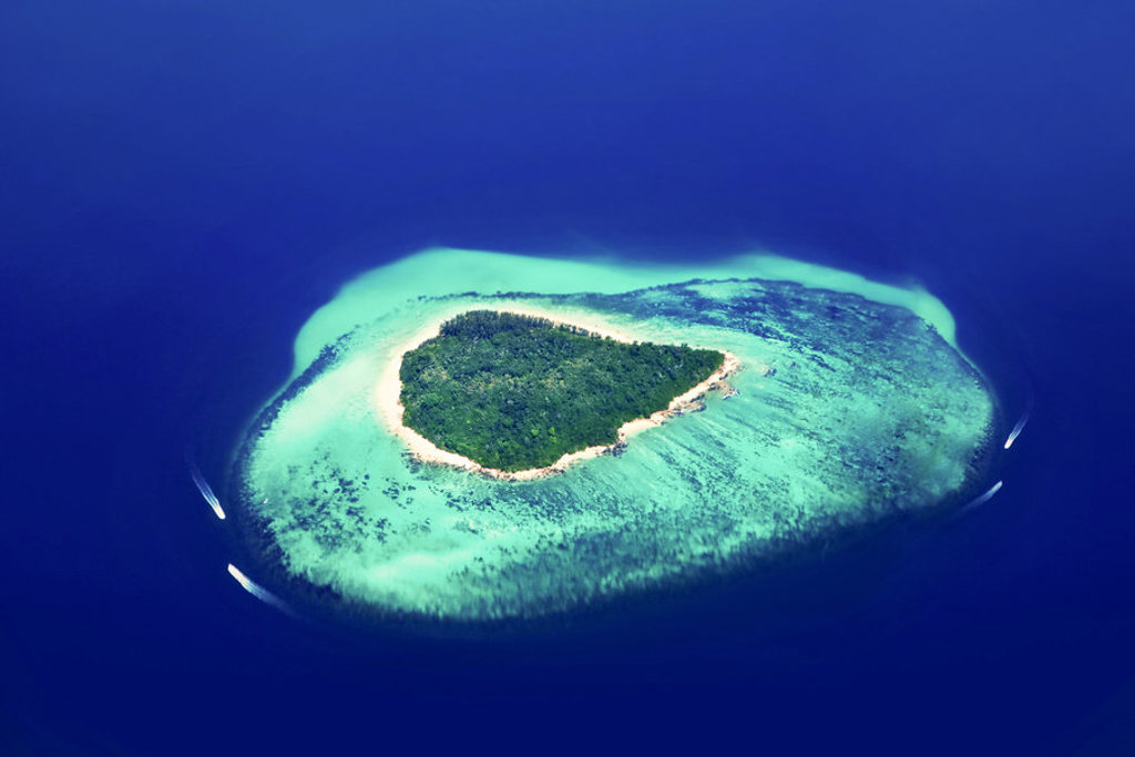 een klein tropisch eiland met koraalrif in de Malediven tijdens een groepsrondreis Sri Lanka en Malediven.