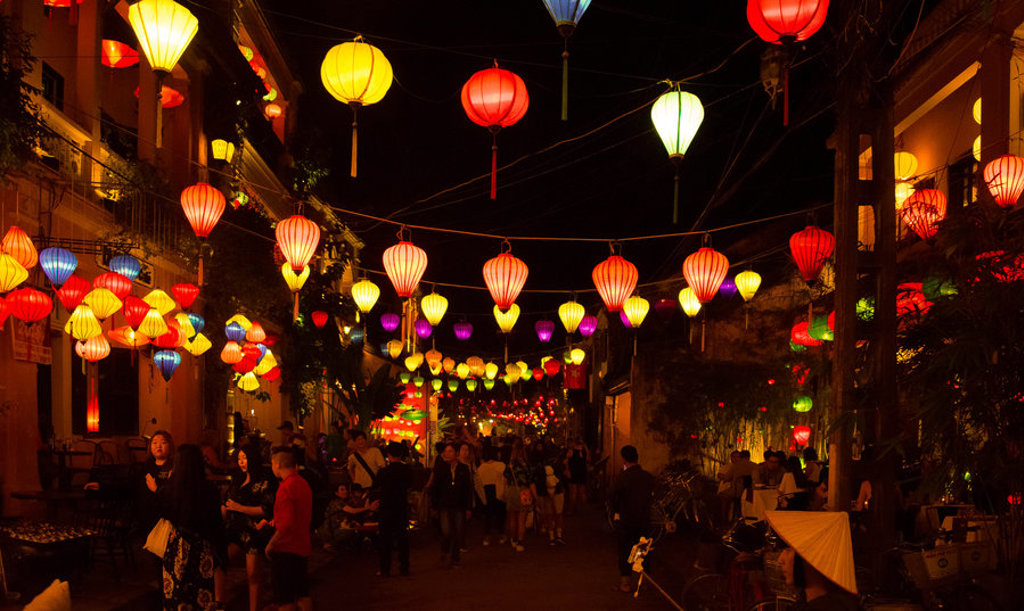 Avondmarkt in Hoi An met kleurrijke lantaarns tijdens een 22-35ers reis Vietnam.