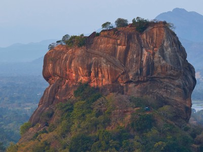 Sigiriya-rots met trap naar de top, omringd door jungle in Sri Lanka.