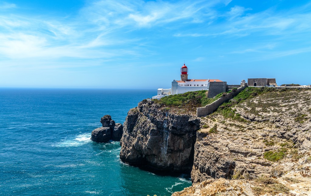 Vuurtoren van Cabo de São Vicente op rotsachtige kliffen aan de Atlantische kust in de Algarve, Portugal.